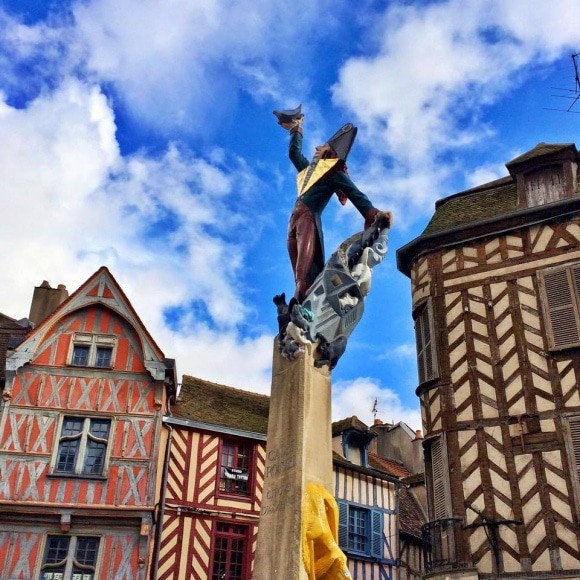 Cadet Rousselle Statue