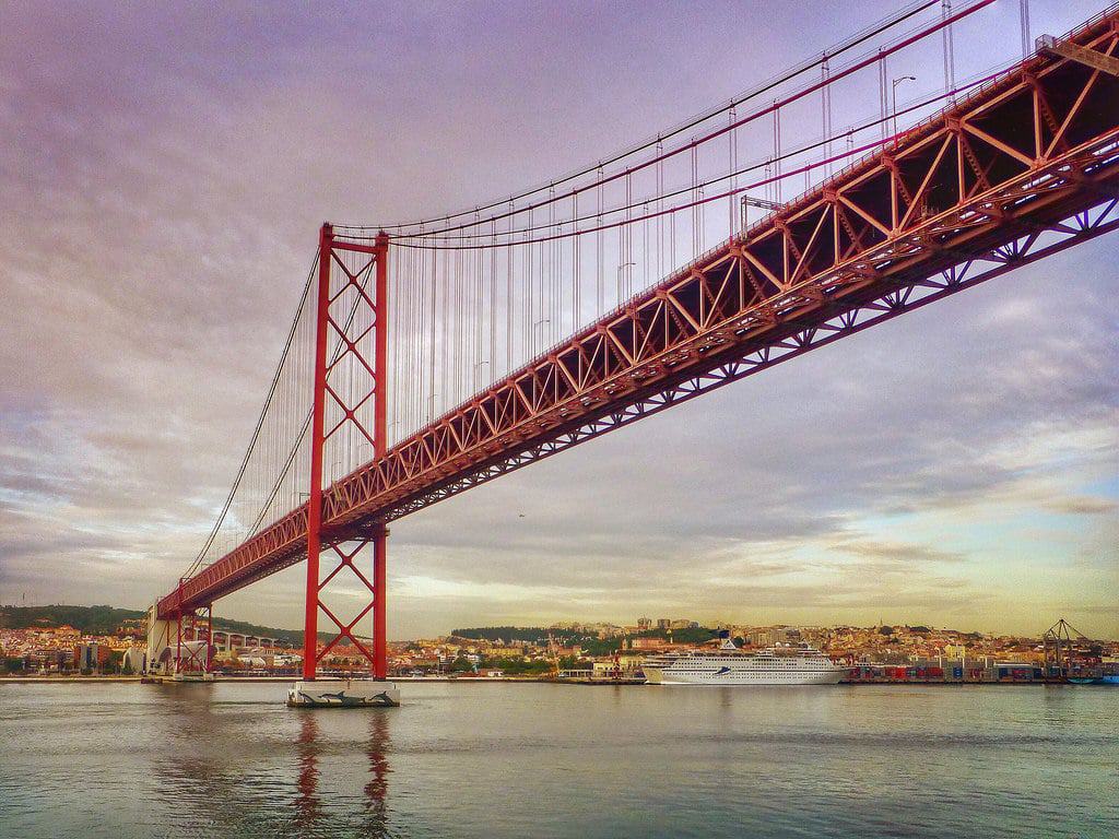 25 de Abril Bridge
