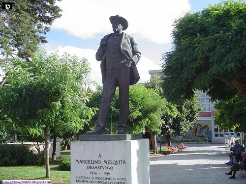 Estátua de Marcelino Mesquita