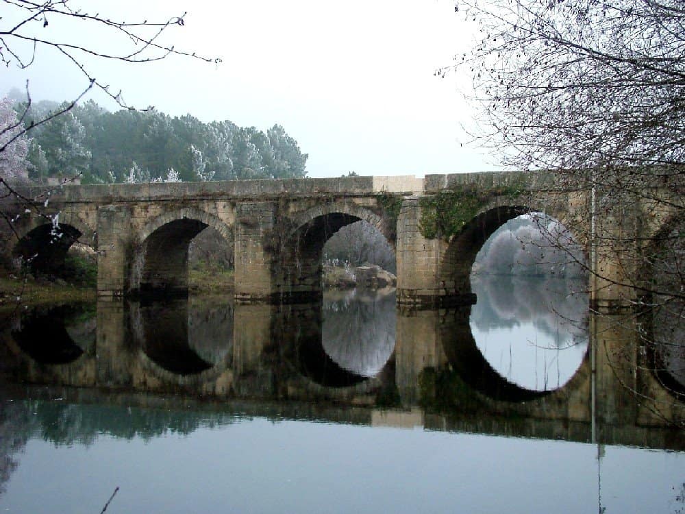 Ponte de Pedra Sobre o Rio Tuela