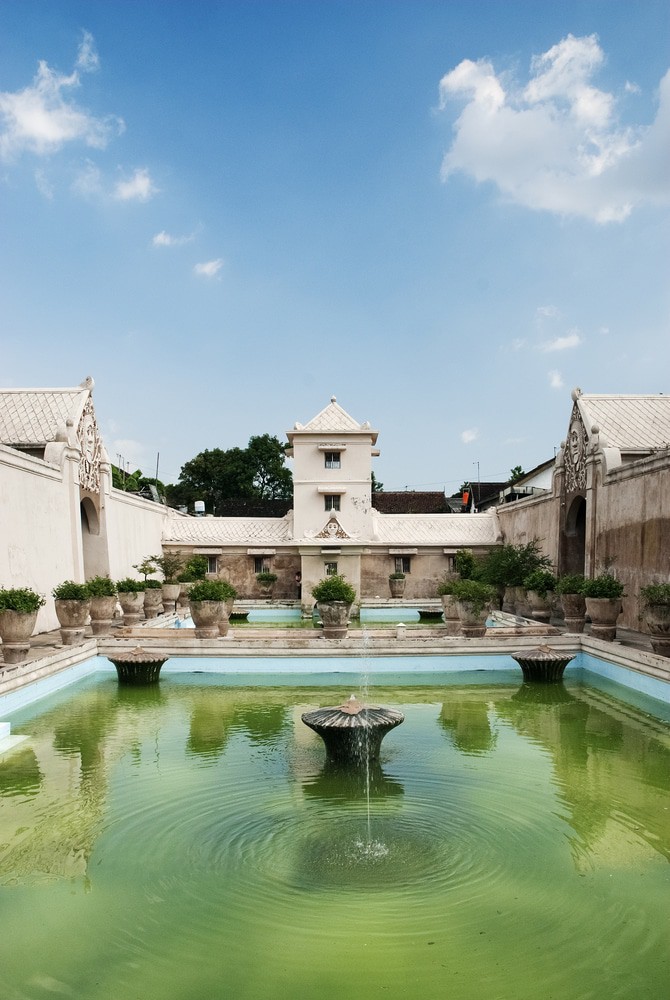 Interior Pond Of Palace, Solo