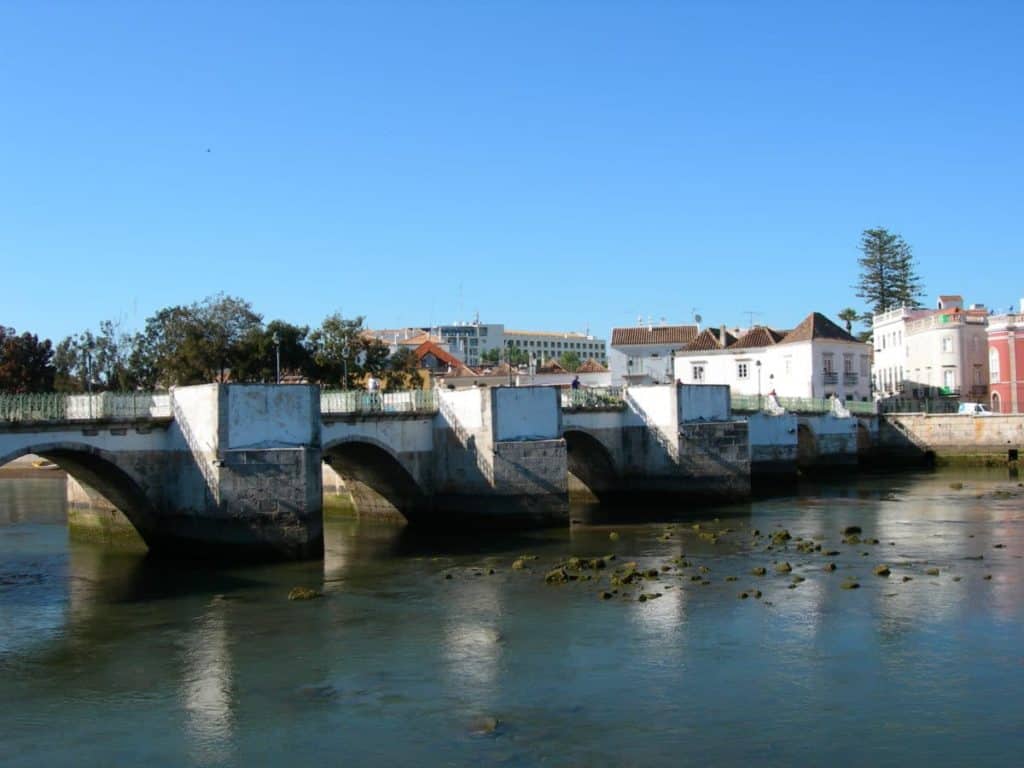 Ponte Antiga Sobre O Rio Gilão