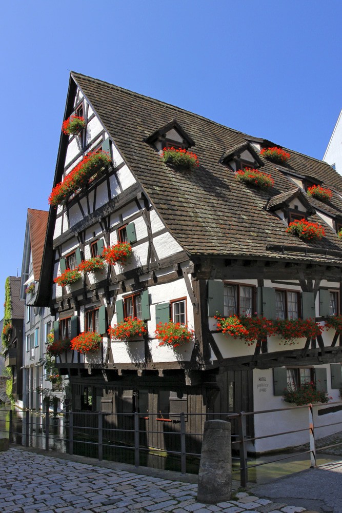 Schiefes Haus