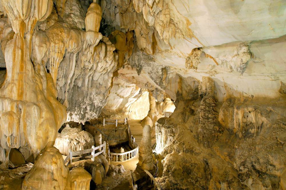 Tham Xang Cave