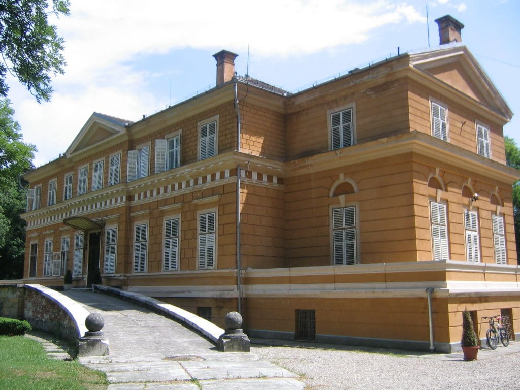 Săvârșin Castle