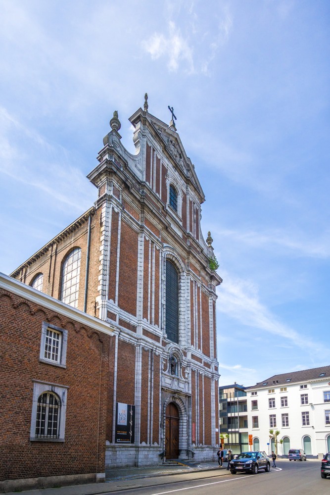 Cloister building
