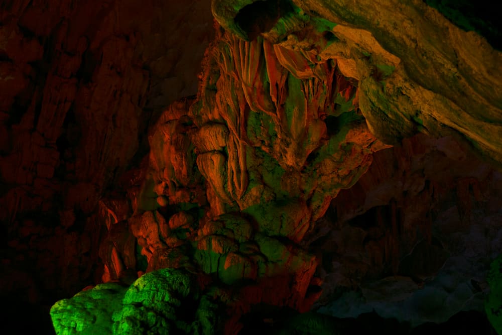Me Cung Cave