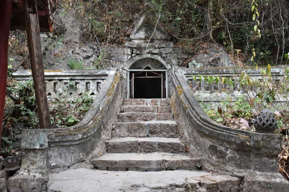 Entrance to Tham Sakkalin Cave