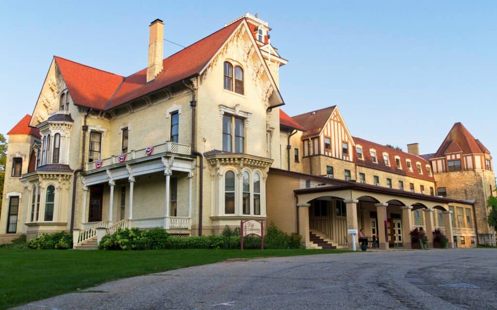 Lakeside Arts Park at Dole Mansion