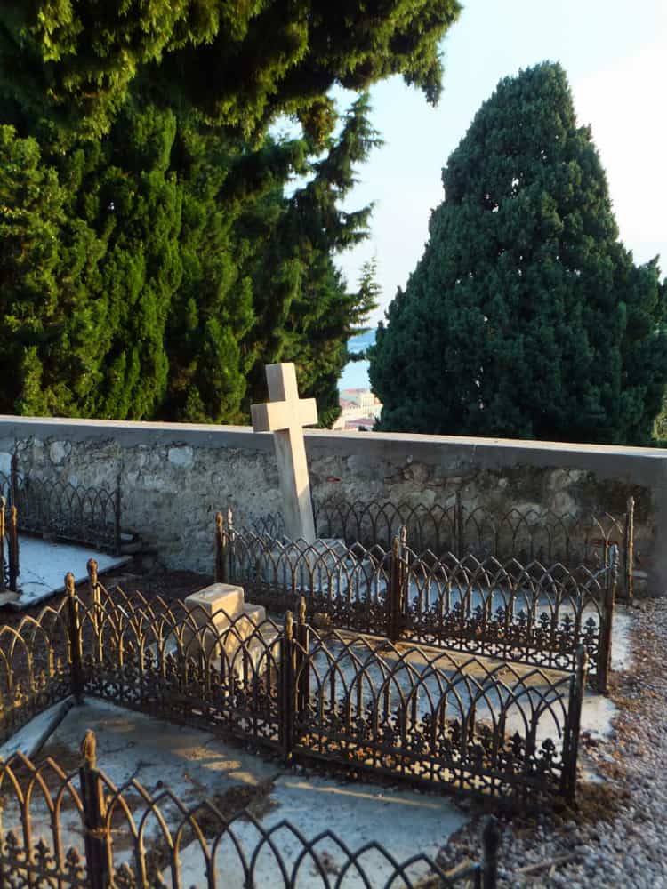 Old Château Cemetery