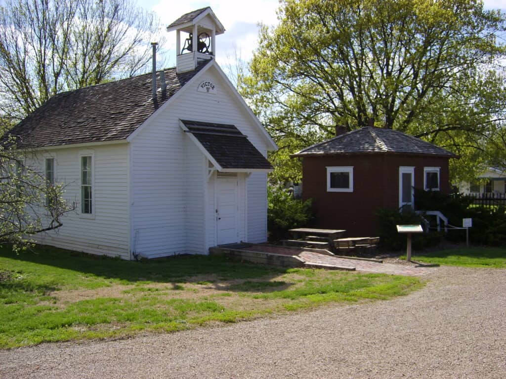Old Prairie Town, Victor School House