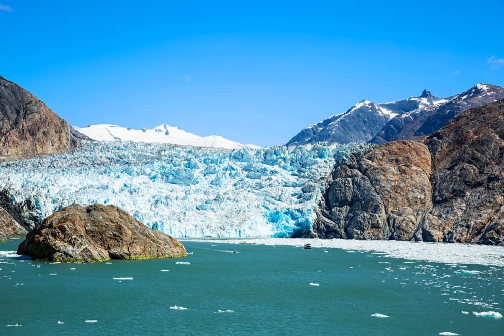 Watching the glacier at Tracy Arm Fjord